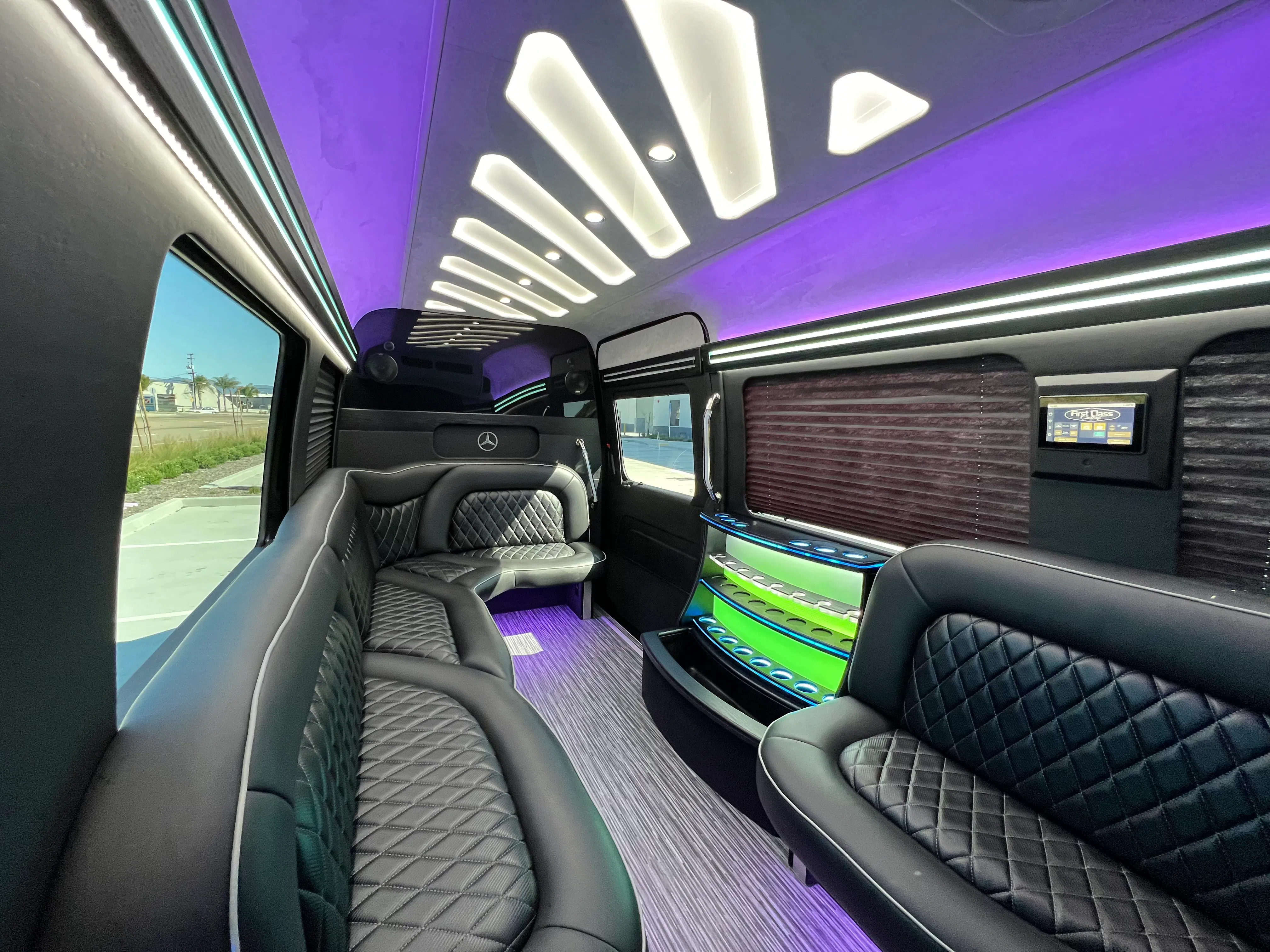 LIMO SPRINTER VAN image 4